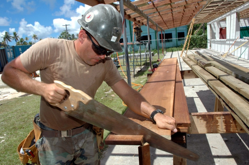 menuisier-TOUDON-min_worker_construction_building_carpenter_male_job_build_helmet-893290